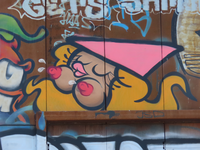 850604 Afbeelding van graffiti van een vrouwelijke Utrechtse kabouter (KBTR), op de ontluchtingskoker bij de ...